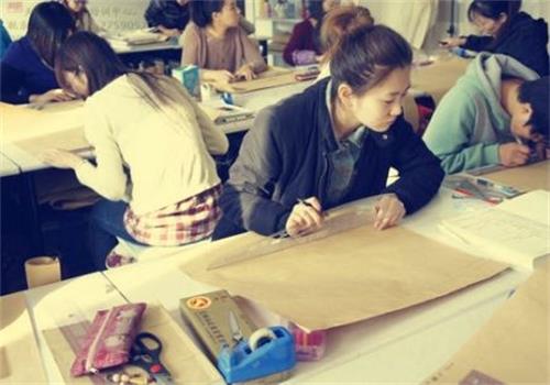 秦皇島東方服裝學校正規(guī)嗎？有什么教學方式？