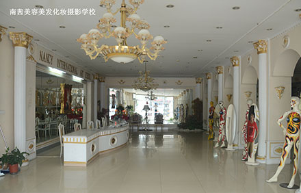 去青島化妝學(xué)校學(xué)化妝多久能學(xué)會(huì)？