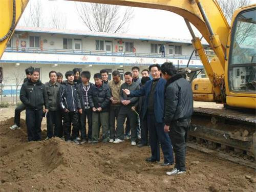 挖掘機能做哪些工作？濟南駿大挖掘機學(xué)校幫你神“挖”一下