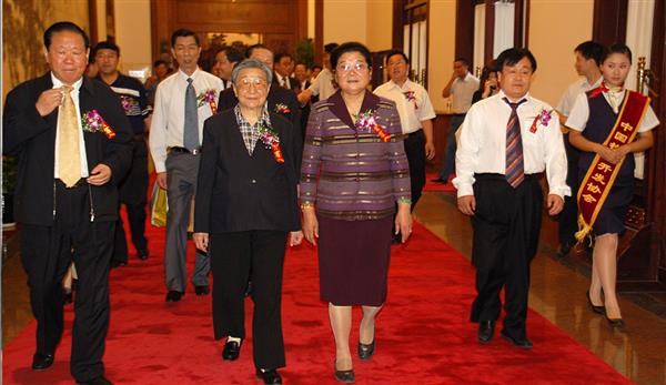 全國政協(xié)副主席錢正英（左一）、十五屆中央委員顧秀蓮（左三）、國務院扶貧主任，政協(xié)常委胡富國（左一）、北方汽車專修學校曹振峰董事長（右一）在人民大會堂共同出席北方學校七千萬扶貧工程