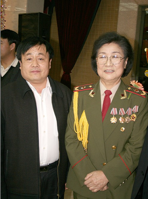 全國一級演員，政協(xié)委員馬玉濤（右一）與曹振峰同志合影